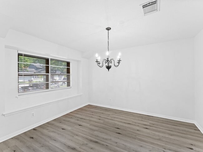 Building Photo - 2122 Briar Cir