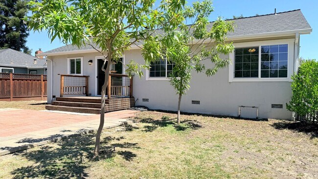 Building Photo - POETS CORNER GEM! Charming and One Of A Kind, 3BD/1BA on a Cul-de-sac Available NOW!