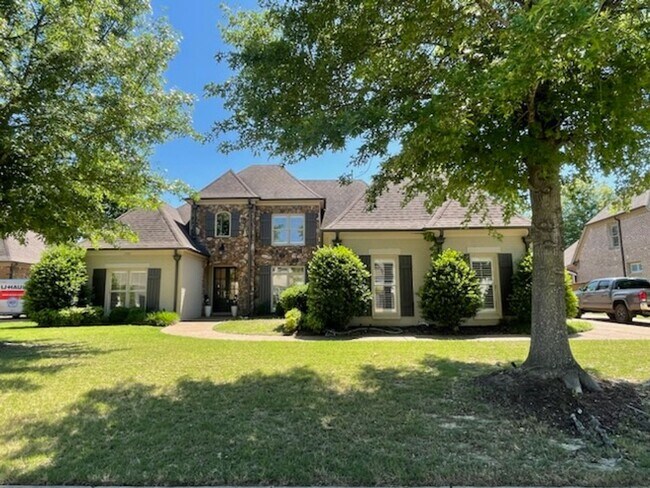 Building Photo - Luxurious home in Collierville with an ing...