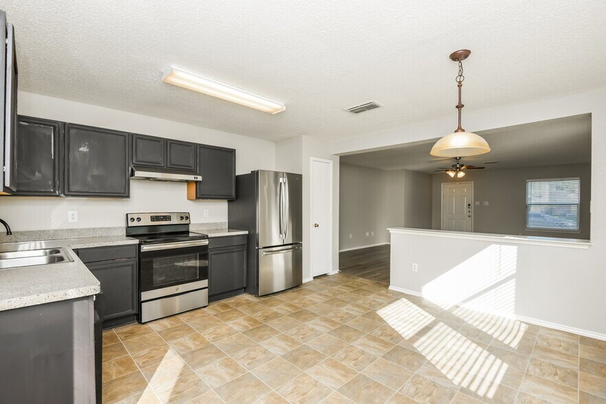 Building Photo - 7948 Meadow View Tr