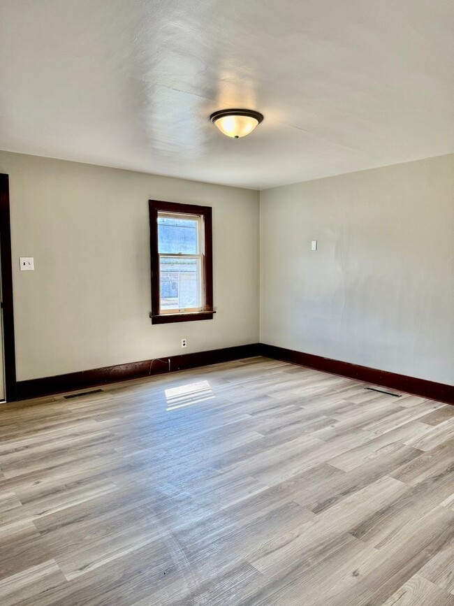 Building Photo - Coming soon! Cozy updated 2 Bedroom Single...