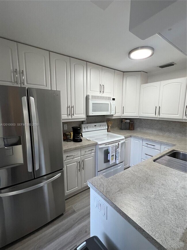 Building Photo - 3357 Cocoplum Cir