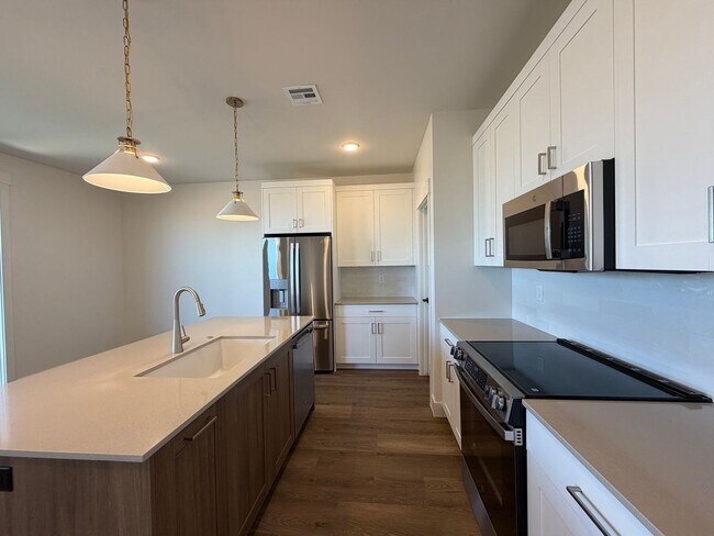 Building Photo - BRAND NEW TOWNHOME FOR RENT BY CRIMSON CLIFFS!