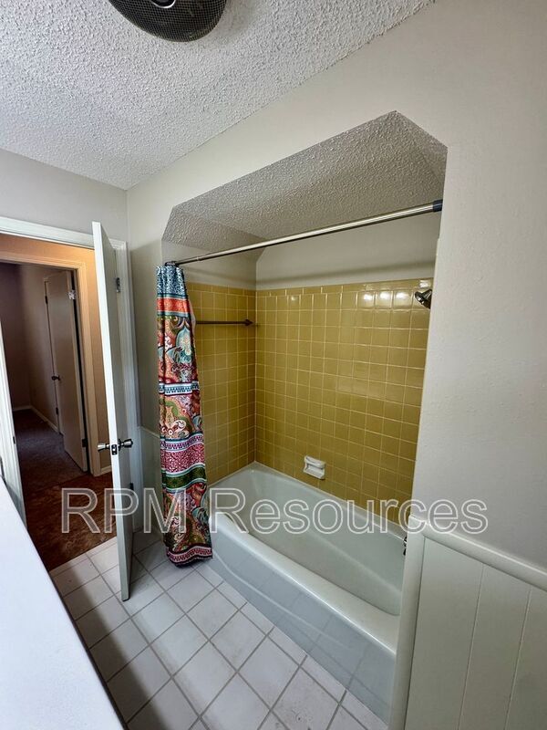 Building Photo - 405 Meadow Lake Dr