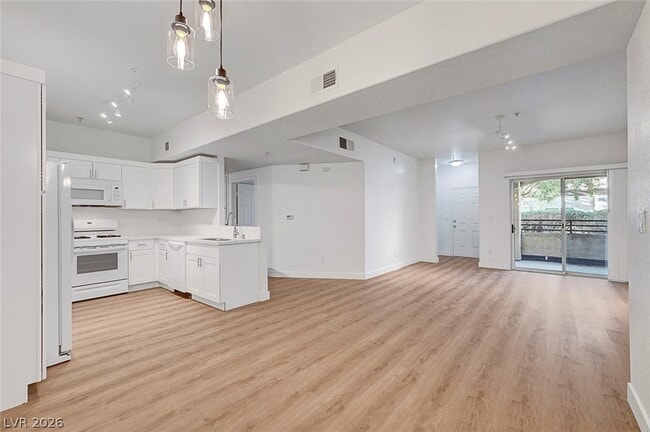 Building Photo - 2291 W Horizon Ridge Pkwy