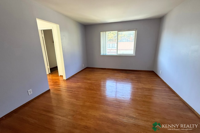 Building Photo - Bright and Spacious 3BD/3BA Home with Bonu...