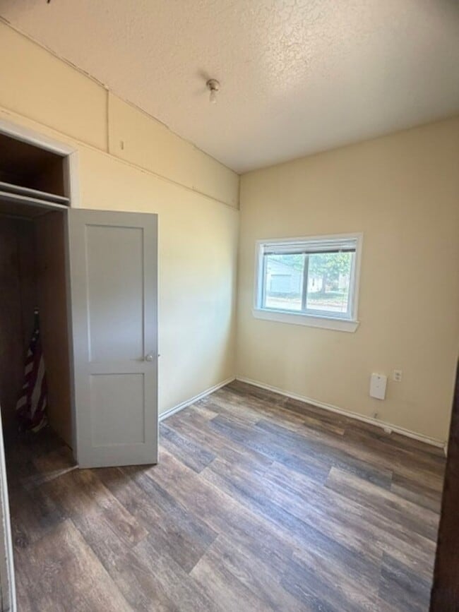 Building Photo - 363 E Elm St