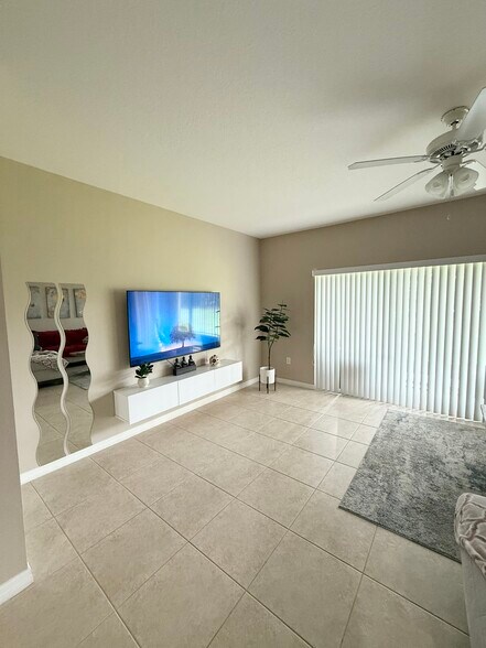Living room - 222 Bexley Dr