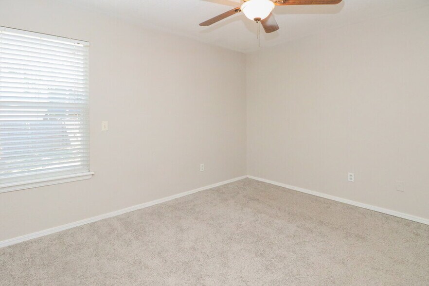 Building Photo - 2006 Twisted Oak Cir