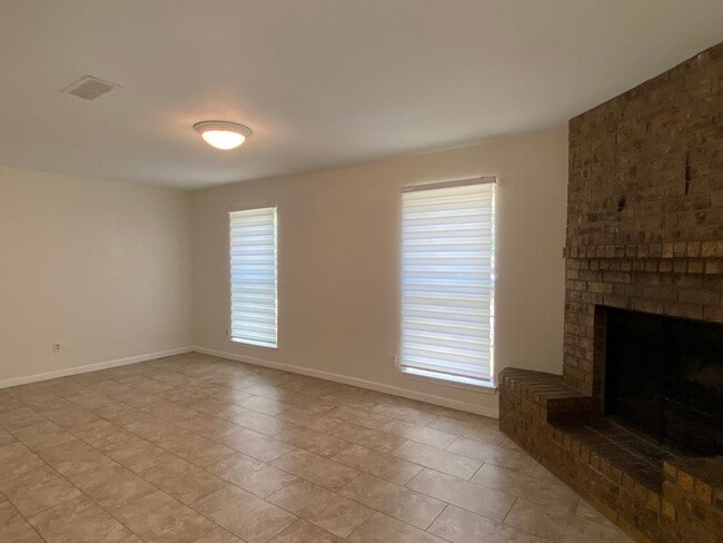 Building Photo - ***$500 off First Full Months rent with mo...