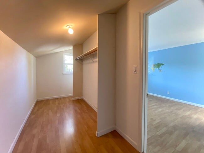 Building Photo - Spacious 4-Bedroom Irvington Home with Mod...