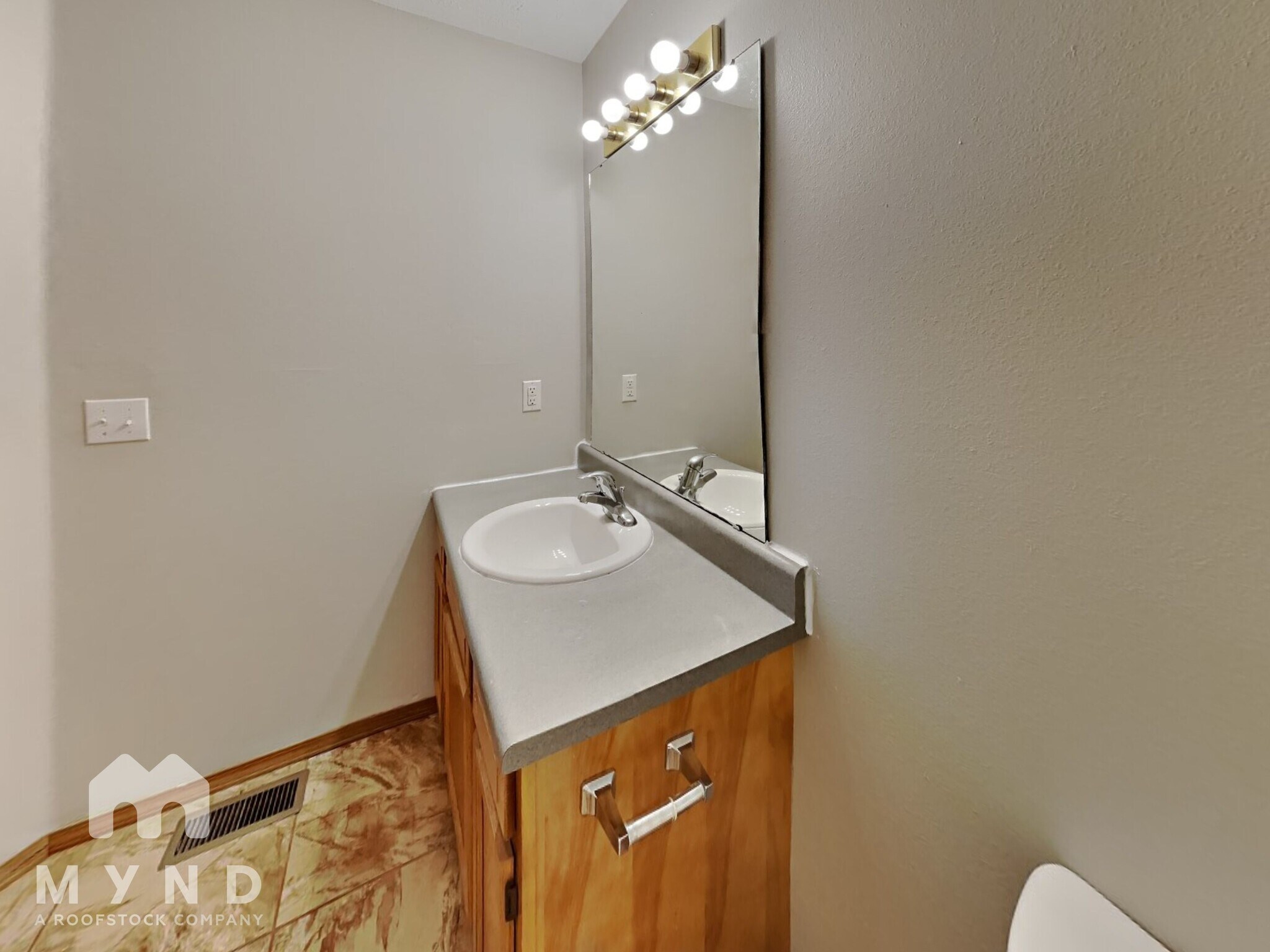 Building Photo - 706 W Snider St