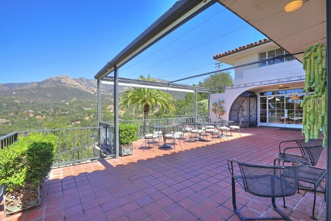 Building Photo - Breathtaking Private Estate