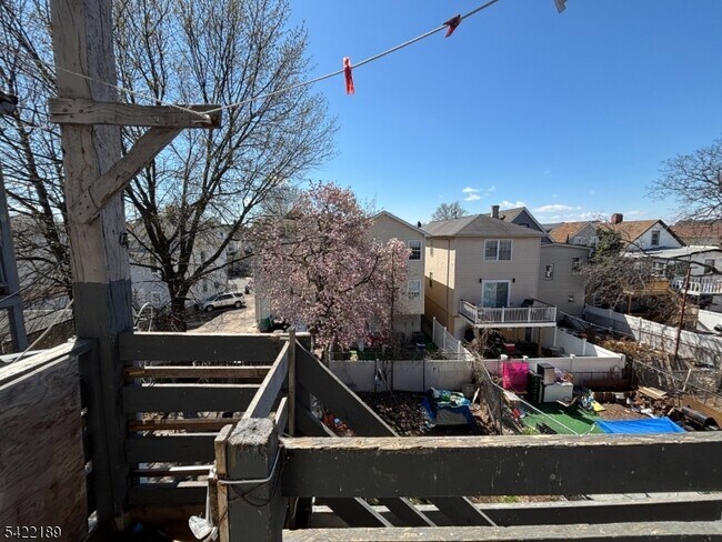 Building Photo - 516 E Jersey St