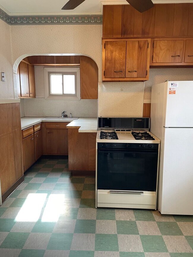 Building Photo - 2 Bed, 1 Bath- Single Family For Rent in t...