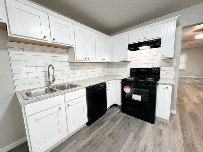 Building Photo - Updated 2 Bed 1 Bath - Large Carport and G...