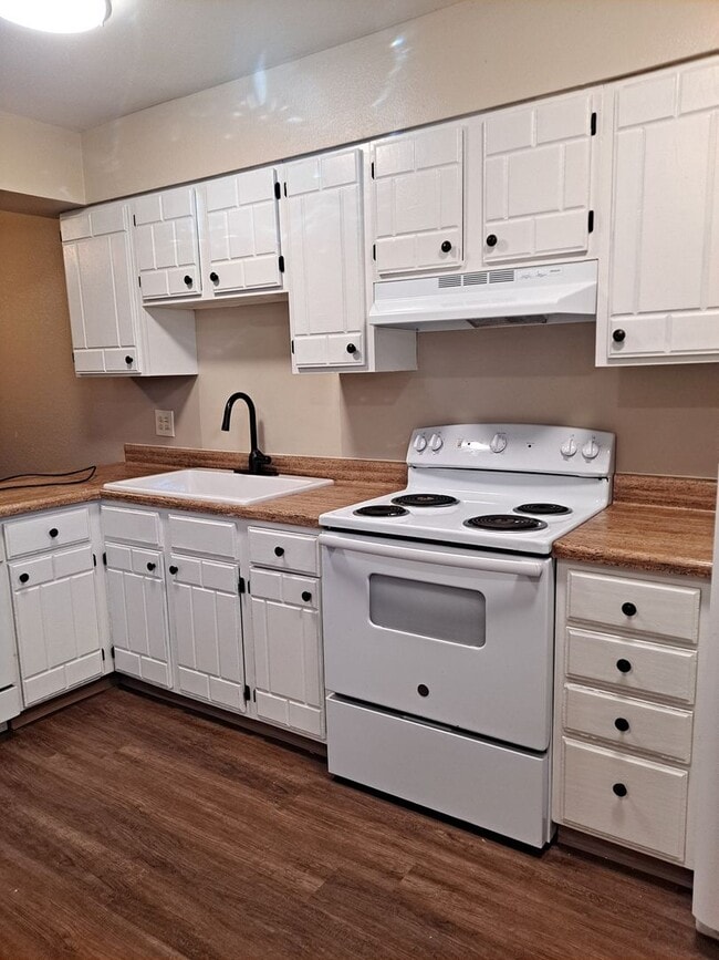 Building Photo - 936-10 Molello   #25-27 Villa Drive