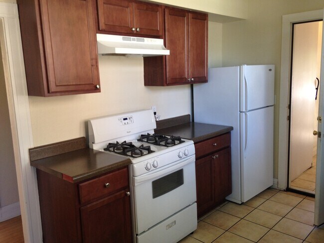 Building Photo - 1830-32 E Kenwood Blvd