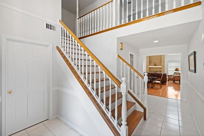 Building Photo - 6923 Mossridge Dr