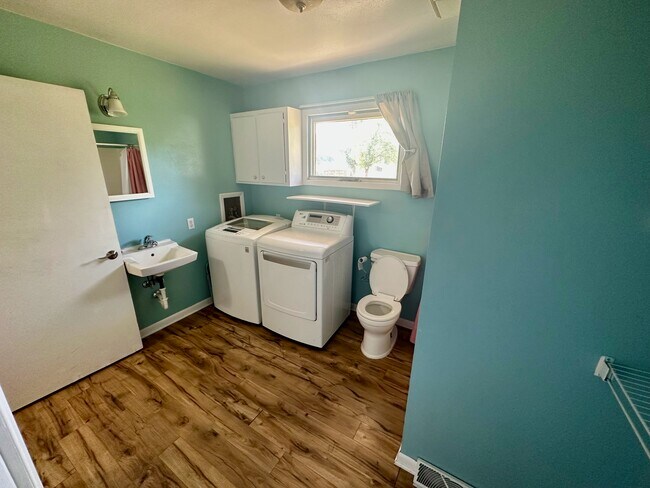 Building Photo - 1915 Highview Ct