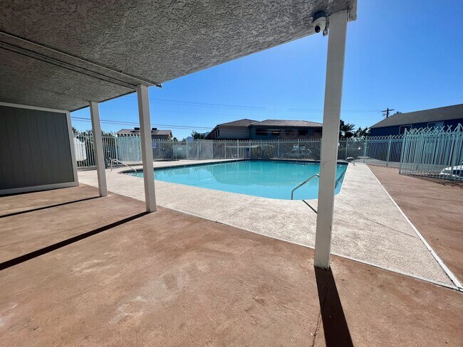 Building Photo - Renovated 2bedroom downstairs unit ready f...