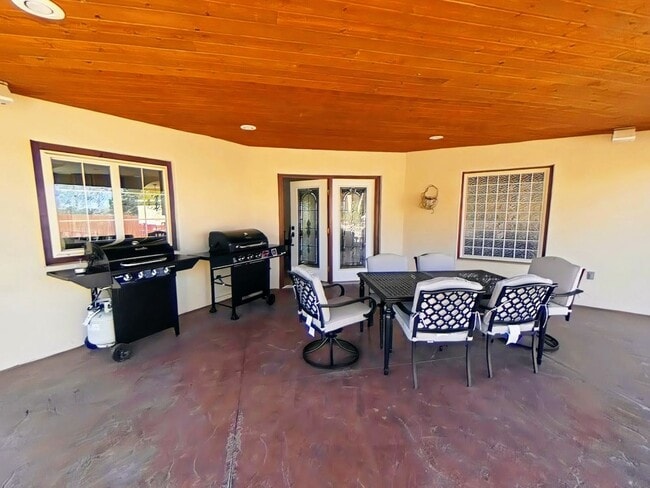 Building Photo - Beautiful Stand Alone Near Golf Course