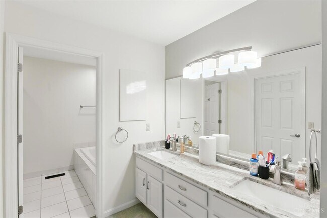 Building Photo - 5 Waterview Ct