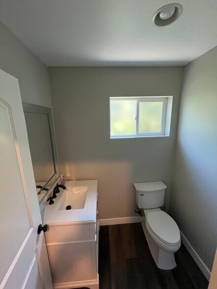Guest Bath - 1825 Walnut Creek Ct