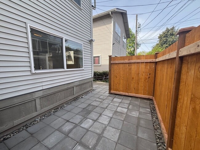 Building Photo - Available Now! Charming Home Across from Judkins Park