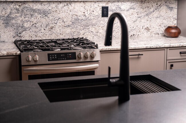 Building Photo - 612 W 8th Ave