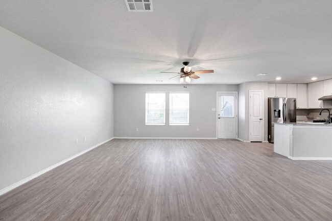 Building Photo - ***MOVE-IN SPECIAL: THREE WEEKS FREE***Mod...