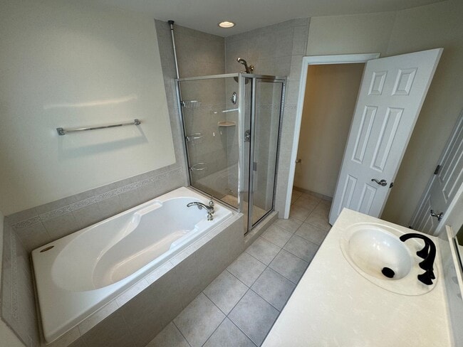 Building Photo - Gorgeous 4 Bed 3 Bath End Unit Brick Townh...