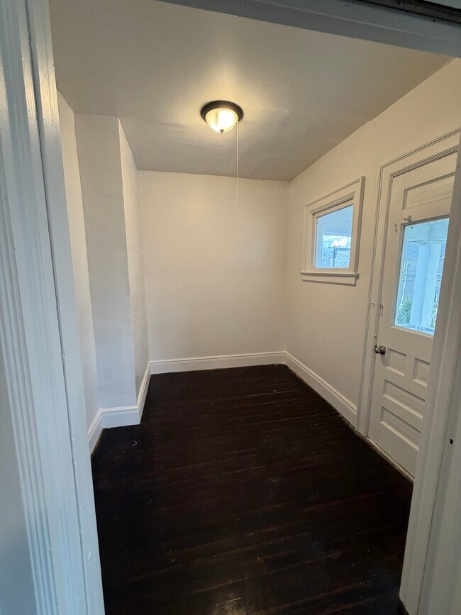 Building Photo - 108 Macamley St