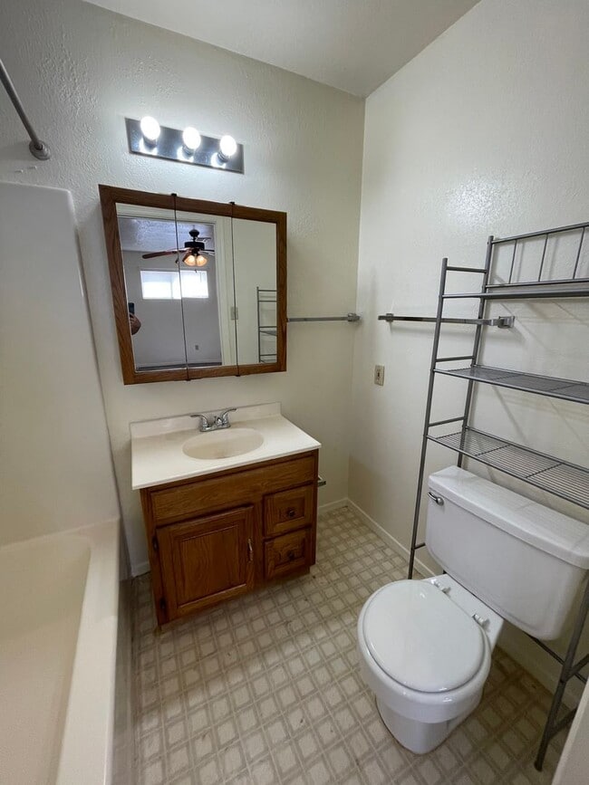 Building Photo - Beautiful 1 Bedroom/1 Bath Unit **Available Now**