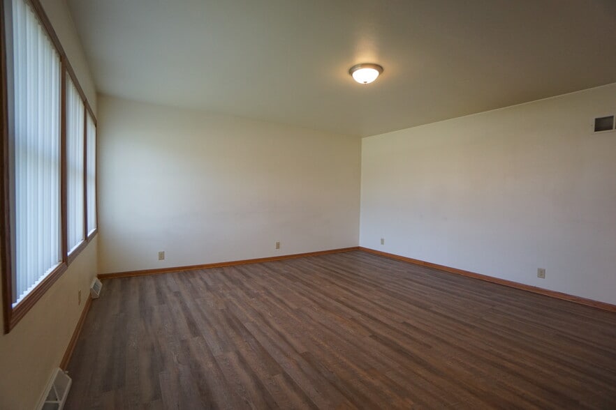 Large Living Room - 2037 S Main St