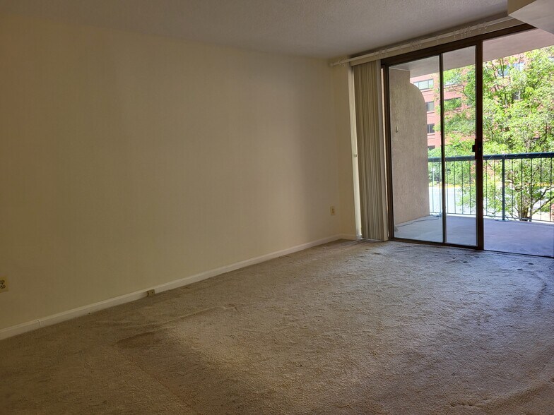 Left view of living room w/balcony - 4808 Moorland Ln