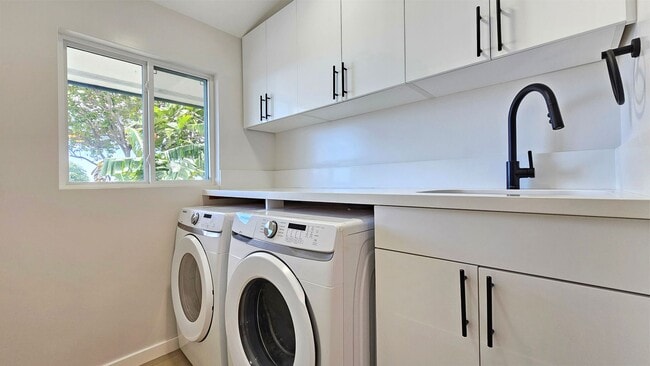 Building Photo - Waialae Nui Ridge - Renovated 4 bedroom, 3...