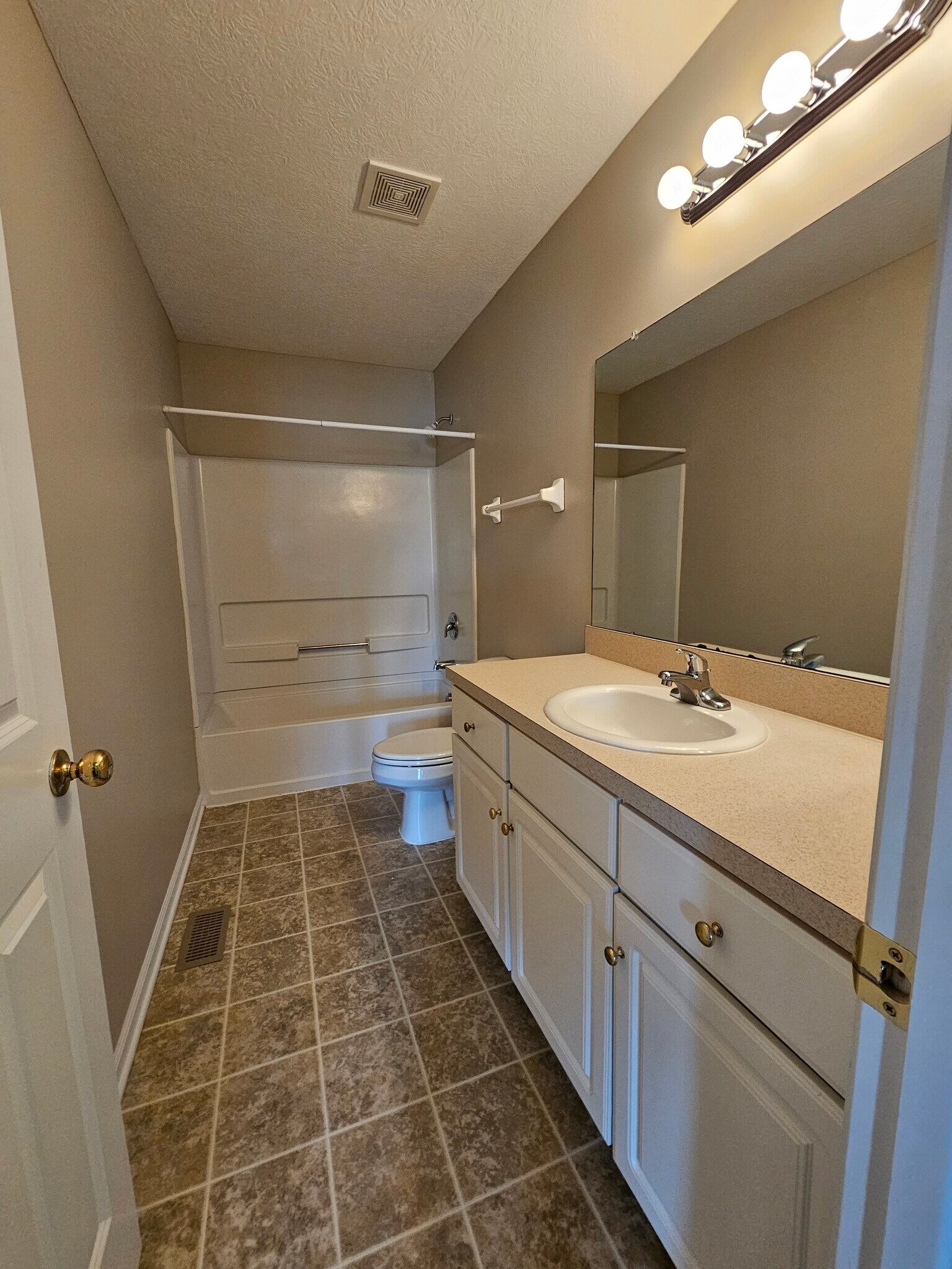 Main Bathroom - 101 Courtright East Rd