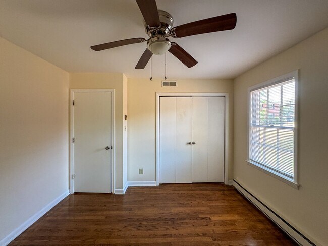 Building Photo - Conveniently Located 2 Bed 1.5 First Floor Unit