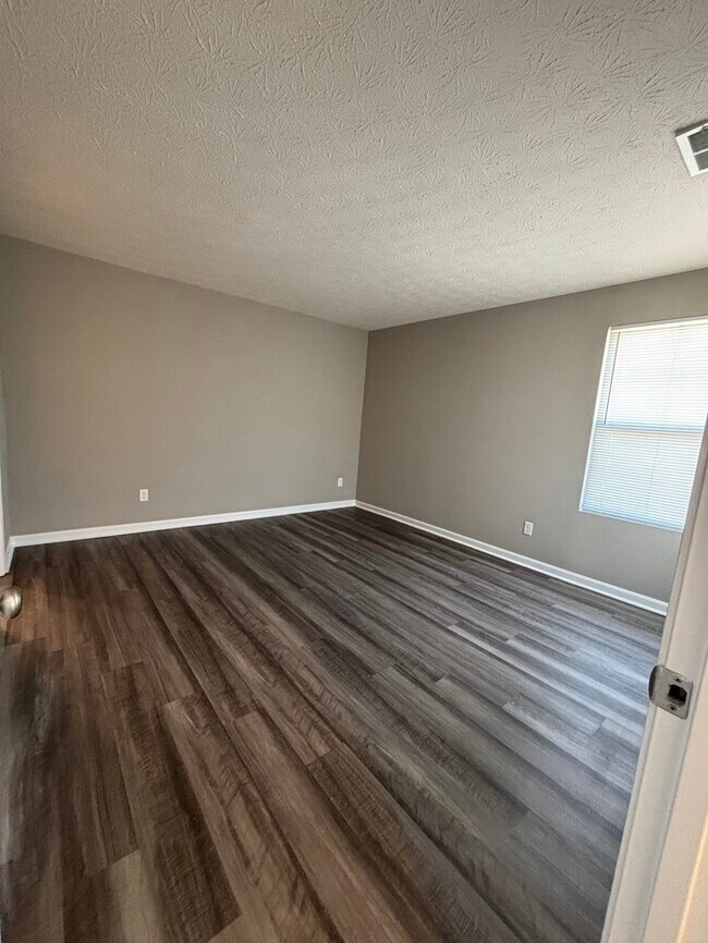 Building Photo - 2202 Pine Valley Dr