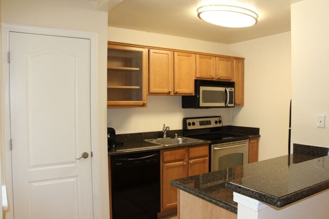 Building Photo - Available now! Studio apartment!