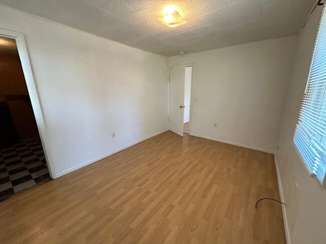 Building Photo - Large 2 Bed 1 Bath House with Fenced Yard and Washer Dryer Hookups