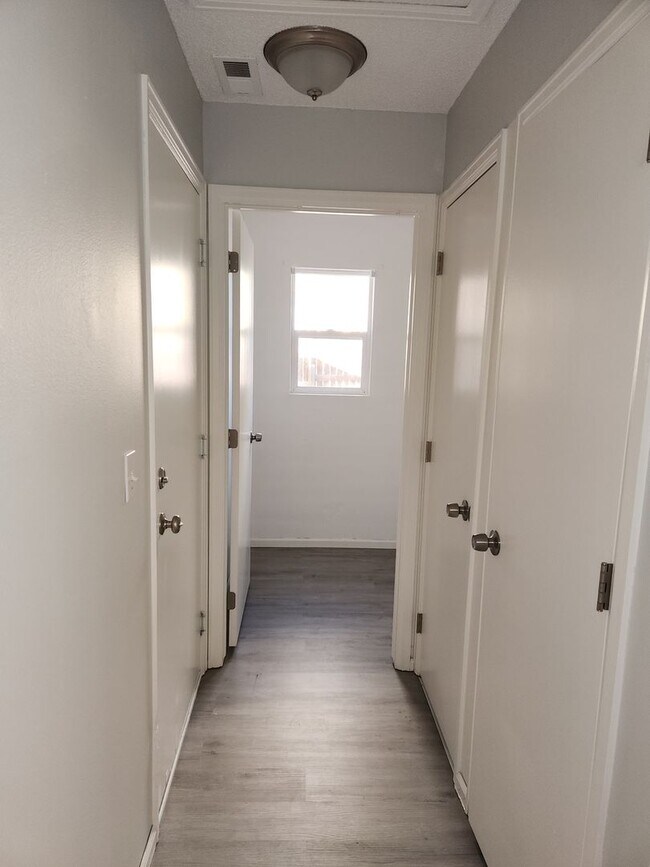 Building Photo - Ridgeview @ Stetson Hills- Newly remodeled 3 bedroom