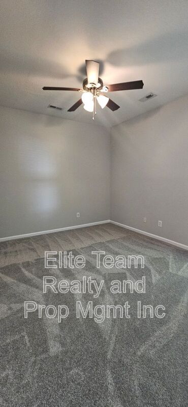 Building Photo - 2715 Meadow Knoll Dr