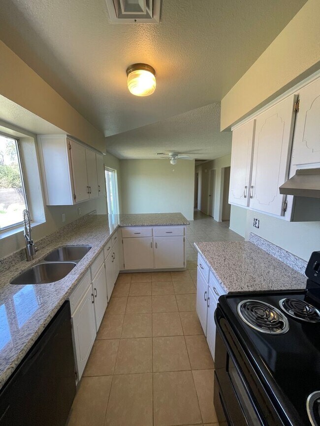 Building Photo - 4 bedroom Home in Yuma Valley for Rent!