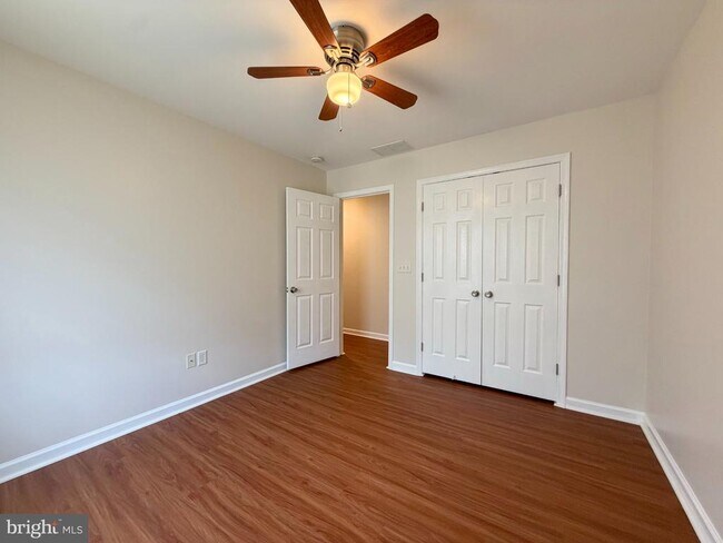 Building Photo - 10 S Meadow Ct