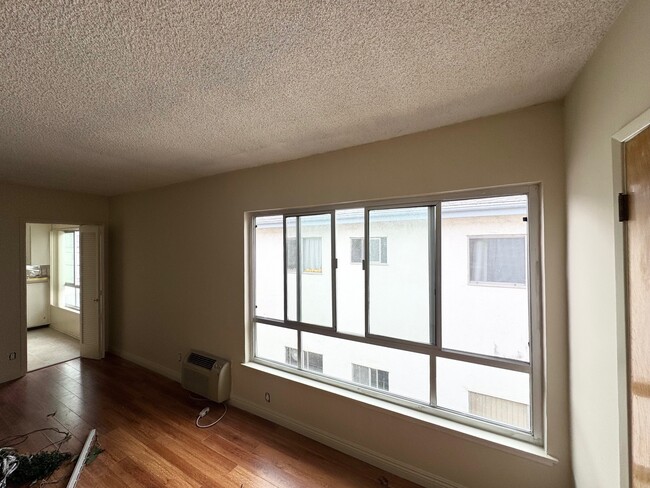 Living Room - 1320 N Poinsettia Pl