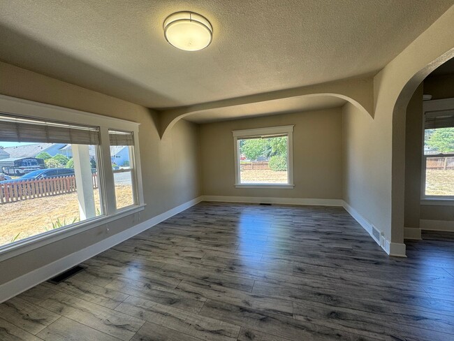 Building Photo - Huge 4 bedroom -A stones throw to PLU!