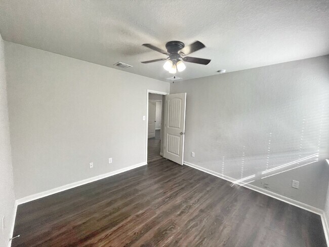 Building Photo - Charming single story 3-bedroom 2-bath hom...