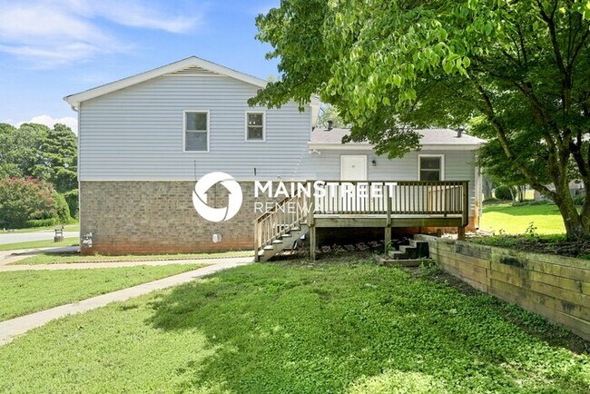 Building Photo - 3 Bedroom Pet-Friendly Home in Snellville, GA with Main Street Renewal